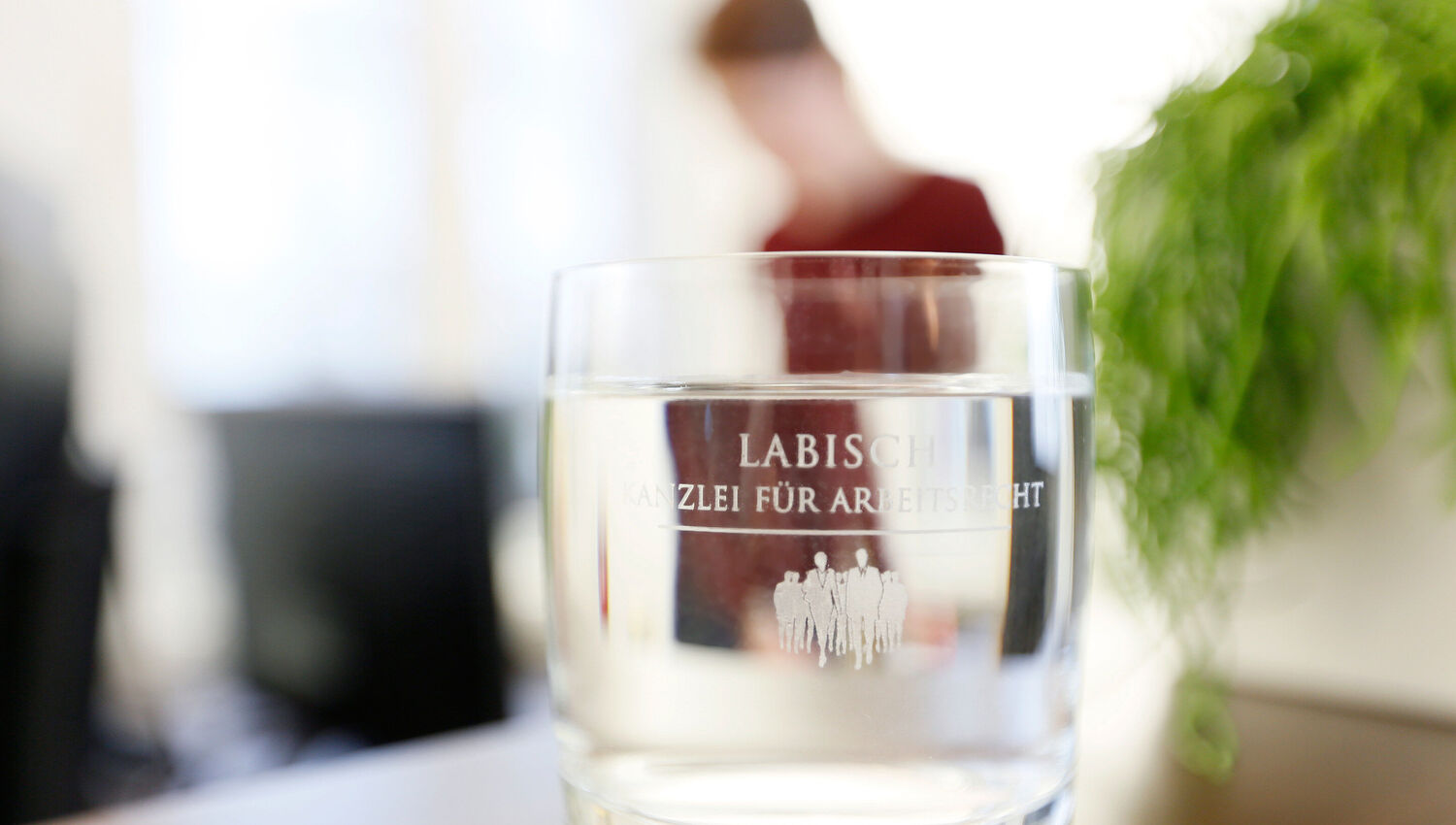 Ein Glas Wasser mit dem Logo der Kanzlei Labisch